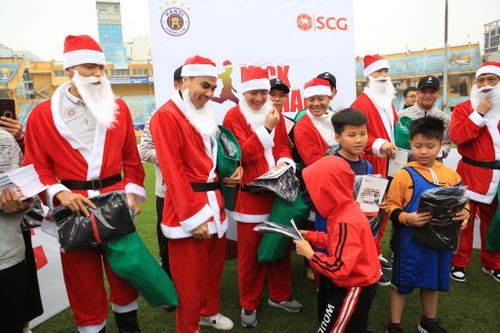 Thành Lương, Đức Huy hóa ông già noel tặng quà 130 cầu thủ nhỏ tuổi