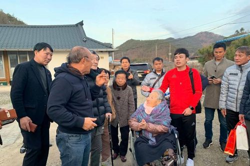 Ông Park về quê thăm mẹ: Xúc động những dòng nước mắt
