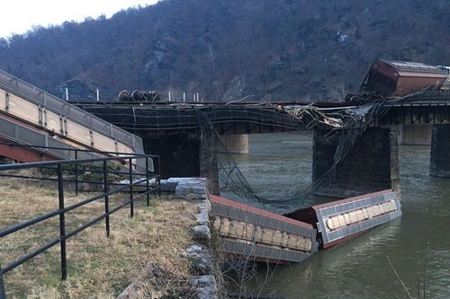 Tàu chở hàng rơi xuống sông Potomac ở West Virginia