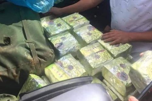 Truy bắt 2 người vận chuyển 9 bao tải nghi ma túy đá