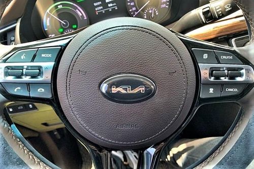 Hình ảnh thực tế logo Kia mới - lạ mắt và khó nhìn