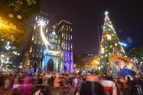 Nhà thờ ở Hà Nội lên đèn trước thềm Giáng sinh