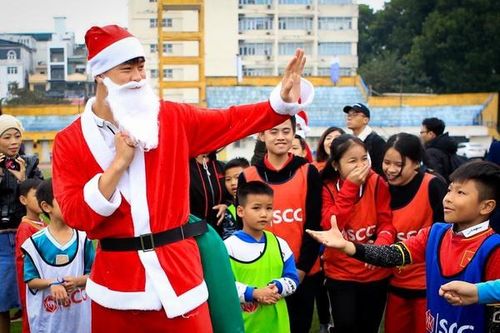 Duy Mạnh, Đức Huy đóng ông già Noel, tặng quà Giáng sinh cho trẻ em