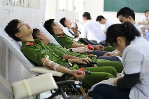 Phó Thủ tướng Thường trực Trương Hòa Bình dự hiến máu nhân đạo Ngày Chủ nhật đỏ