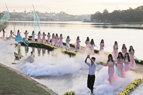 Trình diễn trang phục tơ lụa trên hồ Xuân Hương, Đà Lạt