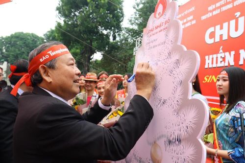 Phó Thủ tướng và các đại biểu ký tên lên cây thông Noel ở Chủ nhật Đỏ 2020