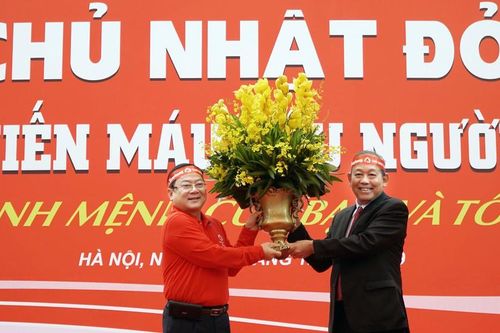 Bài thơ Phó Thủ tướng Thường trực Trương Hòa Bình ứng tác tặng Chủ nhật Đỏ