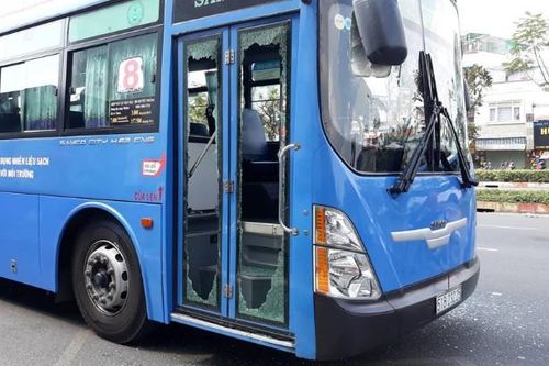 Truy tìm 6 đối tượng dùng mã tấu tấn công xe buýt ở TP HCM