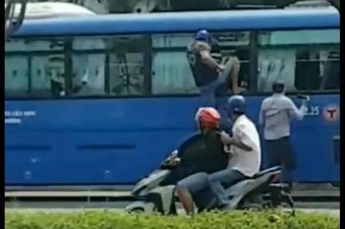 Xe buýt Sài Gòn bị nhóm người cầm hung khí đập vỡ kính trên phố