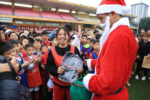 Sao Hà Nội hóa ông già Noel giúp fan nhí vui hết cỡ