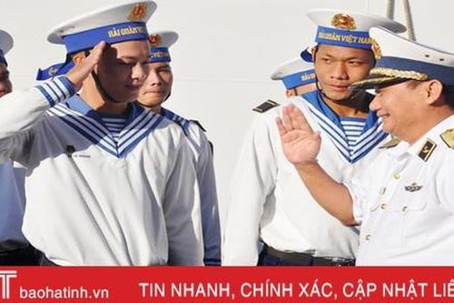 Xúc động giây phút tiễn các chiến sỹ ra Trường Sa làm nhiệm vụ