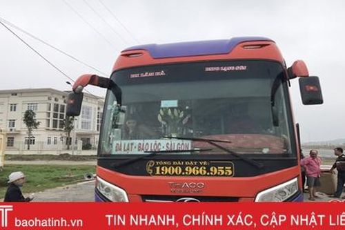 CSGT Hà Tĩnh bắt 2 xe khách vận chuyển hàng lậu trị giá trên 180 triệu đồng