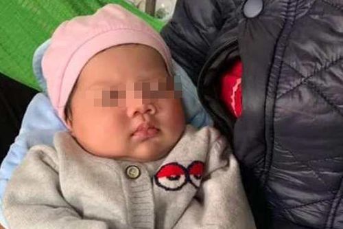 Tìm thân nhân cho bé sơ sinh bị bỏ rơi trong chiếc làn cũ trước cổng chùa