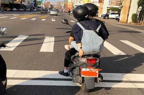 Đôi trẻ lái xe trên đường với tư thế phản cảm bị dân tình chỉ trích không thương tiếc: 'Chắc mất dây thần kinh xấu hổ rồi'