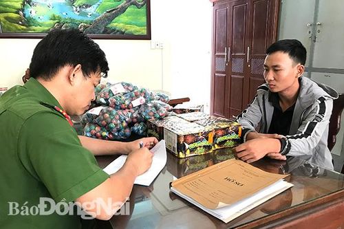 Bắt đối tượng buôn bán 20 kg pháo nổ