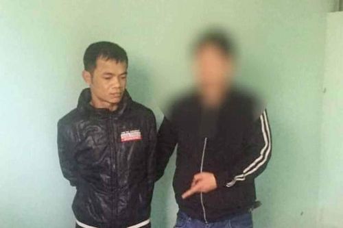 Cầm dao chém vào ô tô vì bị đèn xe chiếu vào mặt