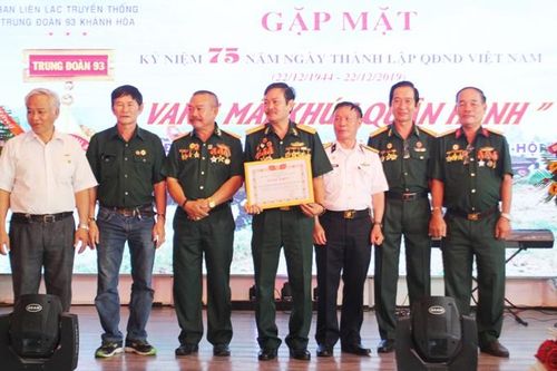 Gặp mặt kỷ niệm Ngày thành lập Quân đội nhân dân Việt Nam