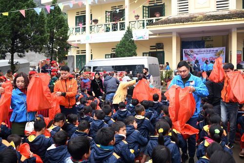 Hơn 460 suất quà tặng học sinh và hộ nghèo của xã Suối Thầu