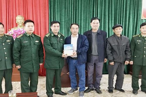Tặng sách Đồn Biên phòng Pha Long