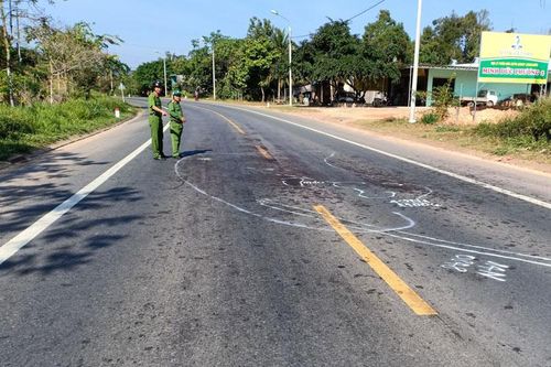 Tông vào xe ô tô đi ngược chiều, 2 thanh niên đi xe máy thương vong