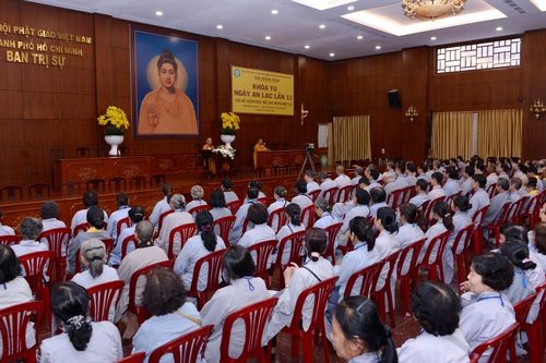 Khóa tu 'Một ngày an lạc' tại Việt Nam Quốc Tự
