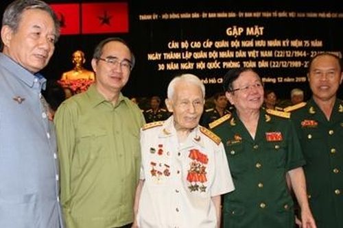 TP Hồ Chí Minh gặp mặt cán bộ cao cấp quân đội nghỉ hưu
