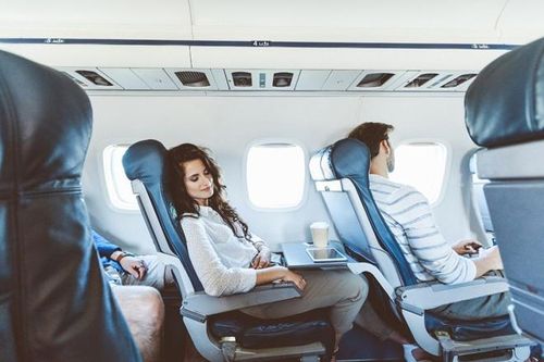 Ngủ trong khi máy bay cất, hạ cánh có thể bị điếc (?)