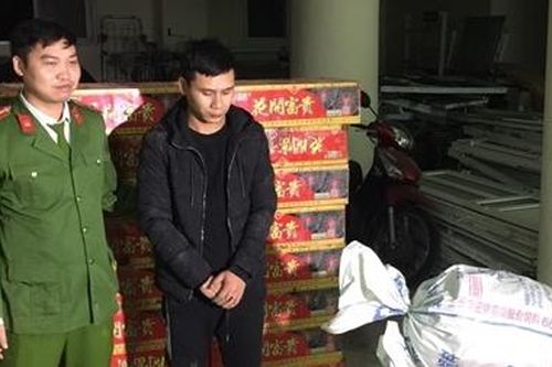 Bắt đối tượng vận chuyển hơn 1 tấn pháo trên xe tải
