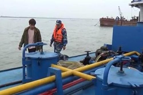 Tạm giữ tàu chở 30 ngàn lít dầu DO không rõ nguồn gốc