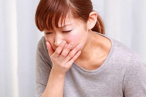 Nhập viện vì dùng ống nhựa kích nôn để giảm cân