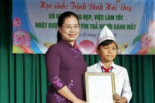 Tuyên dương nam sinh nhặt được hơn 18 triệu trả người đánh rơi