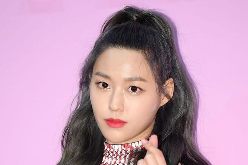 Màn đọ sắc của hai visual hàng đầu Kpop
