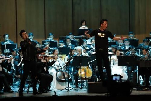 Văn hóa tuần này: nghe rock symphony và chiêm ngưỡng tranh áo dài