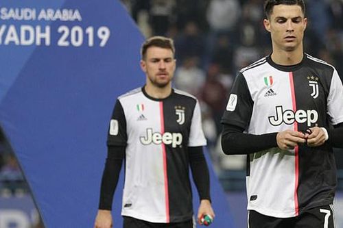 Ronaldo cởi huy chương về nhì Siêu cúp Italia ngay sau khi nhận từ BTC