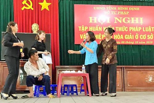 Những 'trọng tài' trong dân