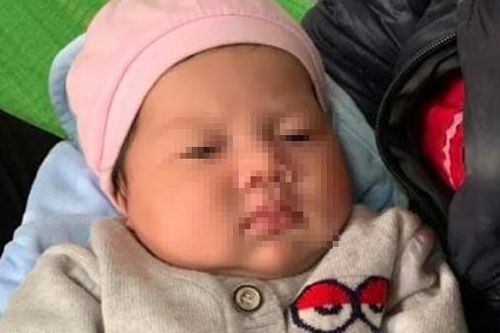 Bé gái bụ bẫm bị bỏ rơi trước cổng chùa