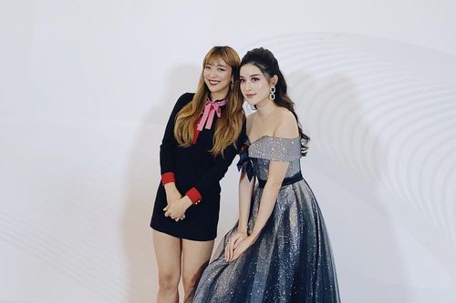 Huyền My lộng lẫy tựa công chúa, 'đọ sắc' cùng nữ ca sĩ Hàn Quốc Luna f(x)