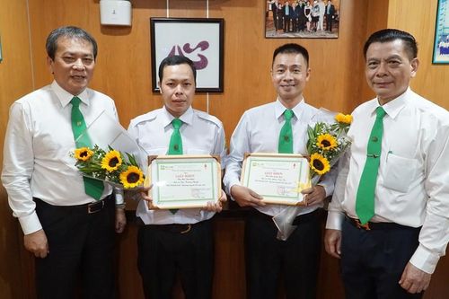 Vừa chở người bị chém gần lìa cánh tay đi cấp cứu, tài xế taxi lại đỡ đẻ trên xe