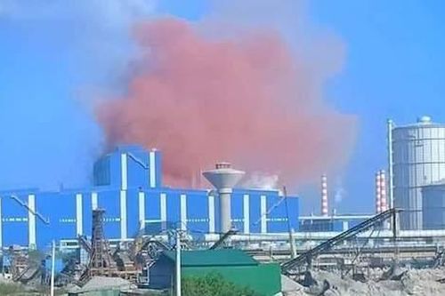 Khói bụi màu nâu đỏ bất thường tại Nhà máy thép Hòa Phát Dung Quất