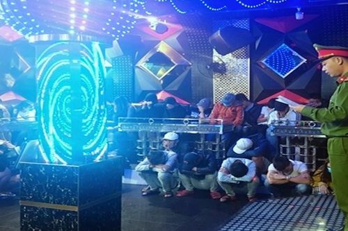 Đột kích karaoke Luxury ở Quảng Nam, 58 nam nữ đang phê ma túy