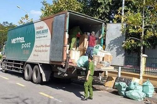 Tạm giữ hai xe chở bưu phẩm không có hóa đơn, chứng từ