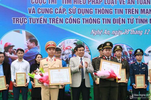 Nghệ An: 56 cá nhân đạt giải cuộc thi Tìm hiểu pháp luật về an toàn giao thông