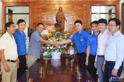 Tỉnh đoàn chúc mừng Giáng sinh tại huyện Hưng Nguyên