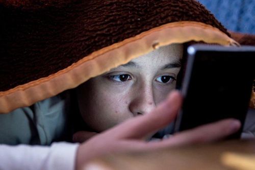 Chế độ ban đêm trên smartphone không tốt cho giấc ngủ?