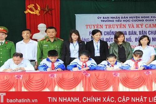 Hơn 900 học sinh Nghi Xuân 'nói không' với vũ khí, pháo nổ