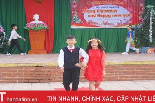 Ấn tượng màn catwalk trong chương trình 'Merry Christmas and Happy New Year' ở trường học Thạch Hà