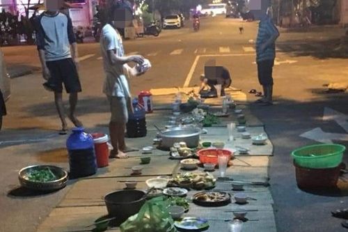 'Hồn nhiên' bày tiệc ăn mừng giữa đường, nhóm người khiến cộng đồng mạng bức xúc