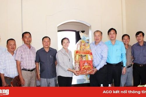 Lãnh đạo 2 huyện Chợ Mới và Phú Tân thăm và chúc mừng Giáng sinh 2019