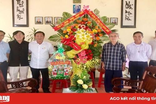 Chủ tịch UBMTTQ Việt Nam tỉnh chúc mừng Giáng sinh tại huyện Chợ Mới