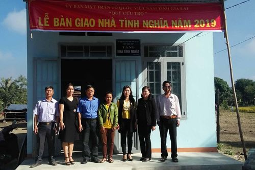 Phú Thiện: Bàn giao 'Nhà tình nghĩa' và bò cái sinh sản cho hộ nghèo